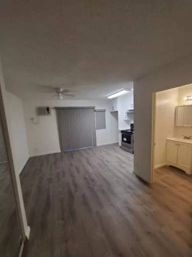 Main picture of 13059 Oxnard St