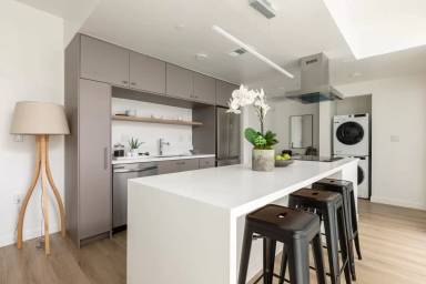 Main picture of 4575 Santa Monica Blvd
