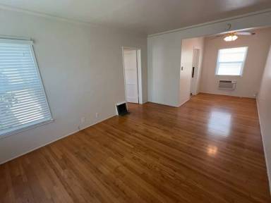 Main picture of 325 E Elmwood Ave