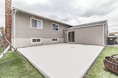 Main picture of 9 Warren Dr