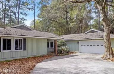 Main picture of 6 Brooks Ln