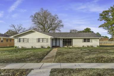Main picture of 2425 Belmont Blvd