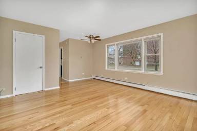Main picture of 105 E Grove St