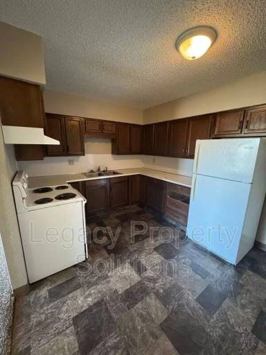 Main picture of 305 E Expy
