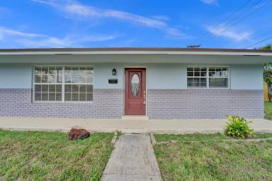 Main picture of 561 NW 45th Ter