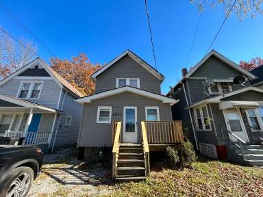 Main picture of 2041 W 106th St