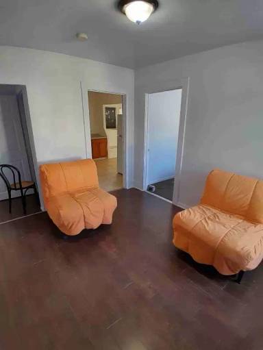 Main picture of 902 W 52nd St