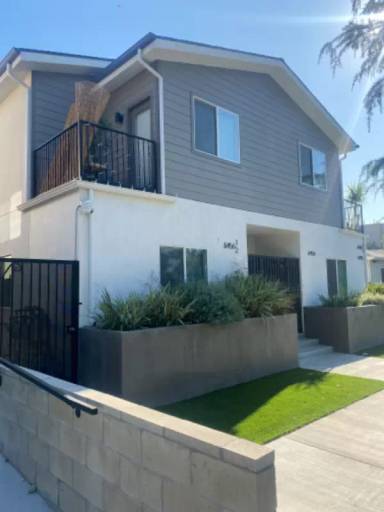 Main picture of 6456 Balboa Blvd