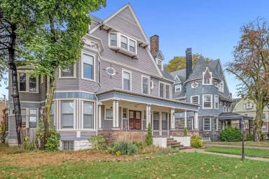 Main picture of 1812 E 89th St