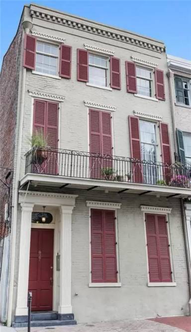 Main picture of 827 Burgundy St