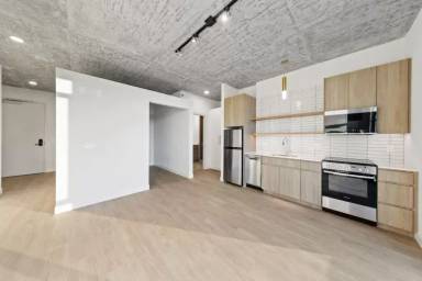 Main picture of 212 W Chicago Ave