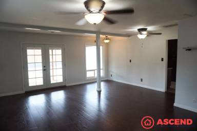 Main picture of 935 University Ave