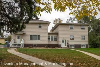 Main picture of 114 University Ave W