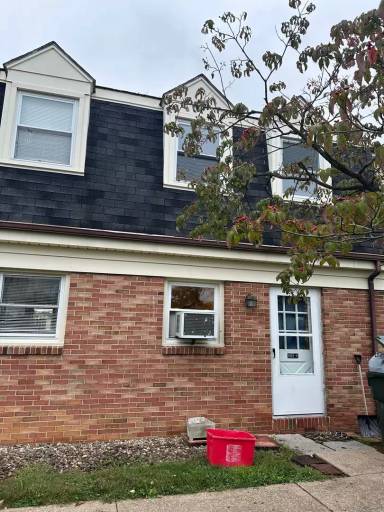 Main picture of 960 E High St
