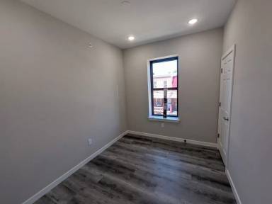 Main picture of 4995 W Thompson St
