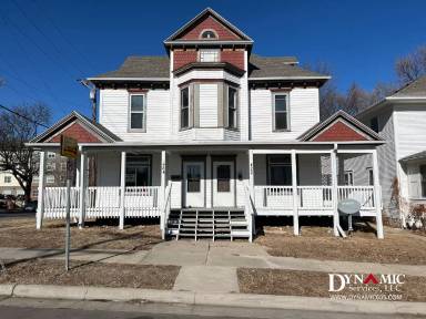 Main picture of 422 W 12th St
