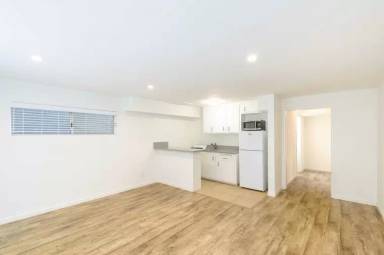 Main picture of 1261 N Laurel Ave