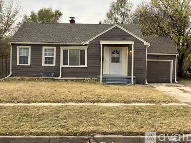 Main picture of 915 N Pinecrest St