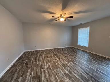 Main picture of 102 Hillside Ct