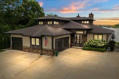 Main picture of 8184 Woodland Shore Dr