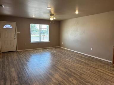 Main picture of 2110 E 10th St