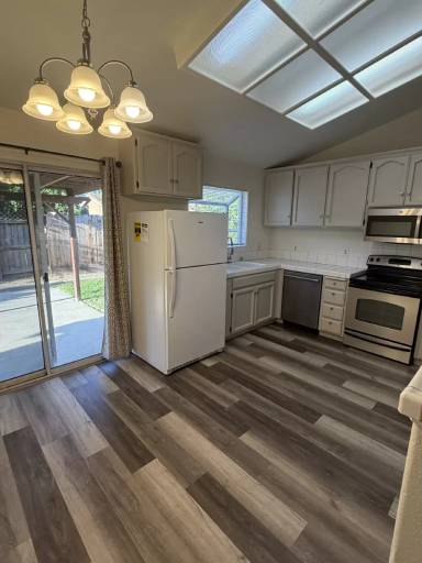 Main picture of 562 Moonbeam Way