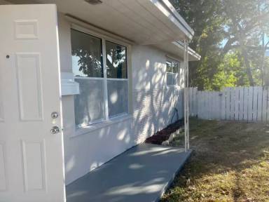 Main picture of 913 SW 4th Ter