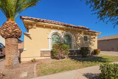 Main picture of 960 E Bellerive Pl