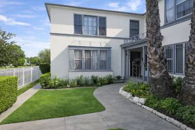 Main picture of 2366 Venice Blvd