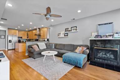 Main picture of 1523 N Ashland Ave
