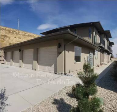 Main picture of 700 Bluffs Ct
