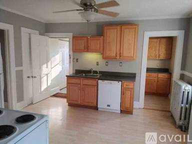 Main picture of 221 Quaker Ln S