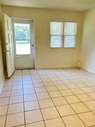 Main picture of 912 SW 33rd St