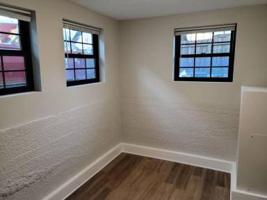 Main picture of 826 W Lakeside St