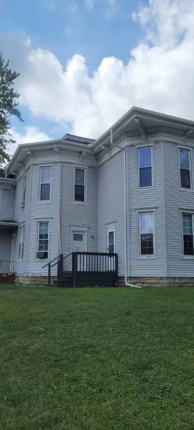 Main picture of 301 W Lincoln St