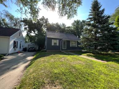 Main picture of 304 18 1/2 Ave SW
