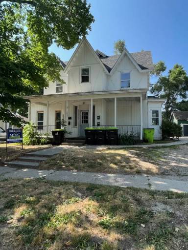 Main picture of 305 E Grove St