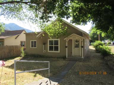 Main picture of 144 W 1st St
