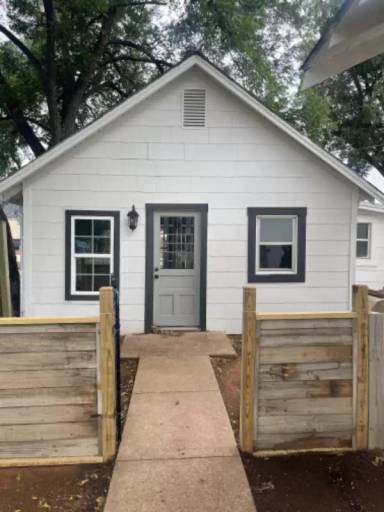 Main picture of 220 W Main St