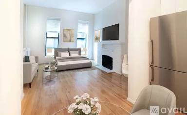 Main picture of 120 W 69th St