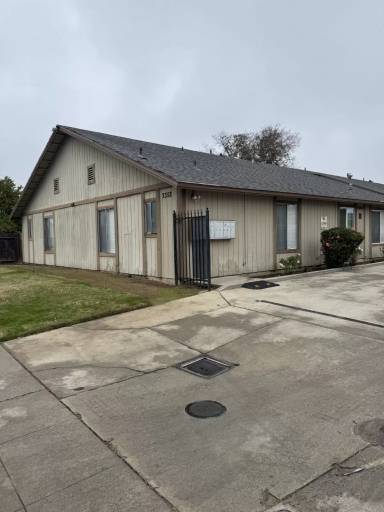 Main picture of 3352 N Marks Ave
