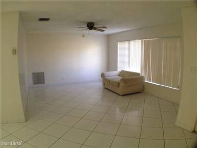 Main picture of 1008 SW 49th Ave