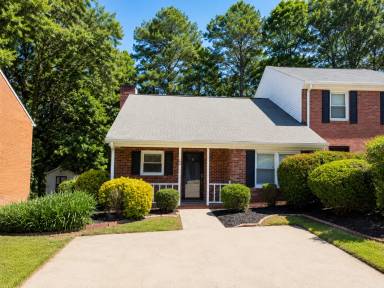 Main picture of 140 Williamsburg Way