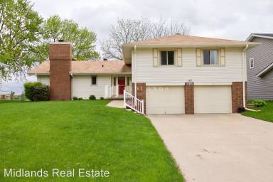 Main picture of 5517 S 151st St