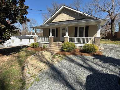 Main picture of 3861 Leo St