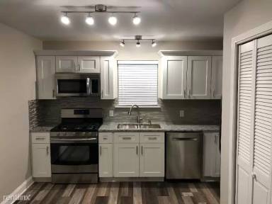 Main picture of 105 N Elm St
