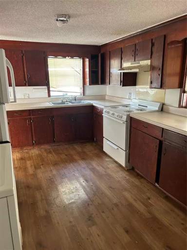 Main picture of 634 W 63rd St