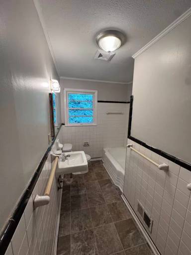 Main picture of 916 Stewart St
