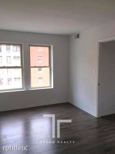 Main picture of 925 W Carmen Ave