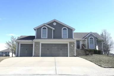 Main picture of 10115 N Cedar Ave